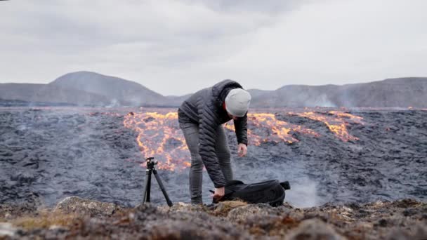 Fotograf bekommt Kamera neben Lavafluss