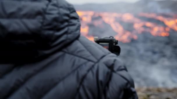 Fotoğrafçı Lav Akımı ile Üçayak 'taki Kamerayı Ayarlıyor — Stok video