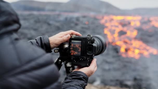 Cámara de ajuste de fotógrafo en trípode con flujo de lava — Vídeos de Stock
