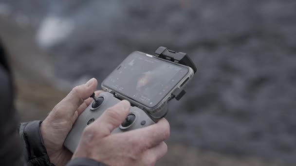 Controllo drone tenuto da fotografo con schermo che mostra lava — Video Stock