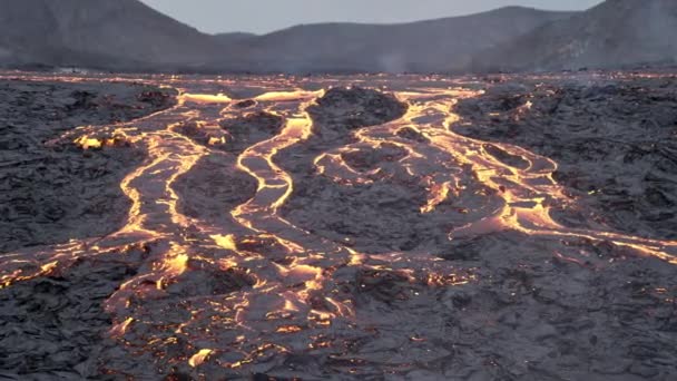 흡연 현장에서 바위 위로 용암을 뿜는 모습 — 비디오