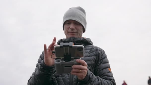 Fotógrafo usando o aparelho de controle remoto para controlar o drone — Vídeo de Stock
