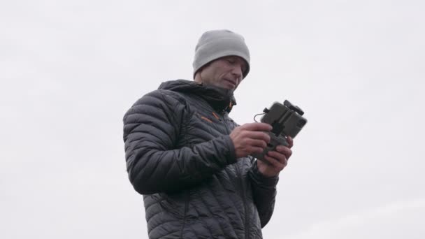 Fotógrafo usando o aparelho de controle remoto para controlar o drone — Vídeo de Stock