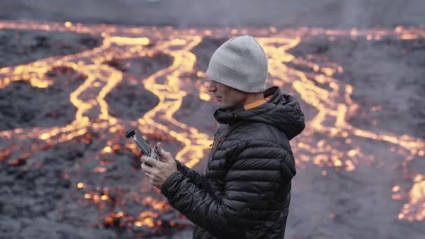Fotógrafo Controlando Drone Sobre Campo de lava — Vídeos de Stock