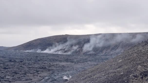 용암 지대에서 솟아오르는 연기 — 비디오