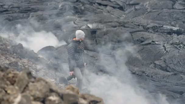 Fotógrafo segurando câmera entre fumar Lava Field — Vídeo de Stock