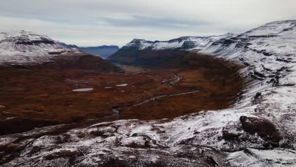 Дрон над снігом покриває пейзаж горами — стокове відео