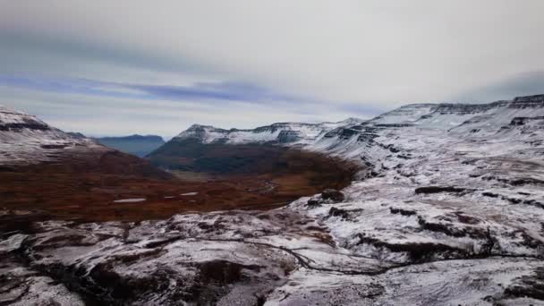 Drone πάνω από χιόνι που καλύπτει τοπίο με βουνά — Αρχείο Βίντεο