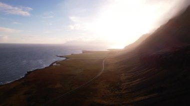 Hava Aracı Gün Batımında Dramatik Sisli Dağlara Uçuyor