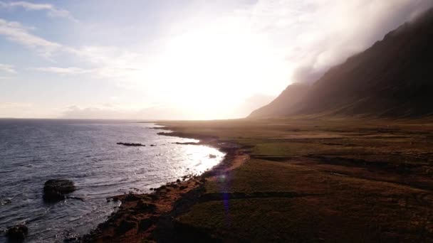 Lot dronem o zachodzie słońca w kierunku dramatycznych gór Mglistych nad linią brzegową — Wideo stockowe