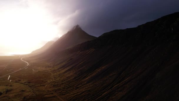 Κηφήνας Πτήση στο ηλιοβασίλεμα προς Δραματική Misty βουνά — Αρχείο Βίντεο