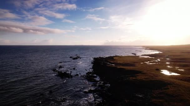 Drohnenflug bei Sonnenuntergang in Richtung dramatischer Nebelberge über der Küste — Stockvideo