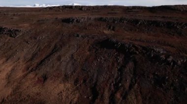 Karla kaplı dağlara doğru insansız hava aracı uçuşu