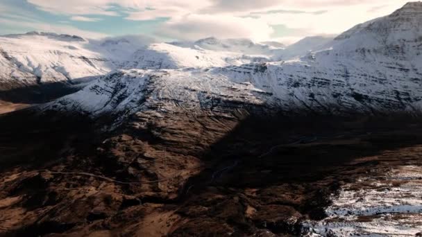 Vuelo en avión no tripulado hacia montaña cubierta de nieve — Vídeos de Stock