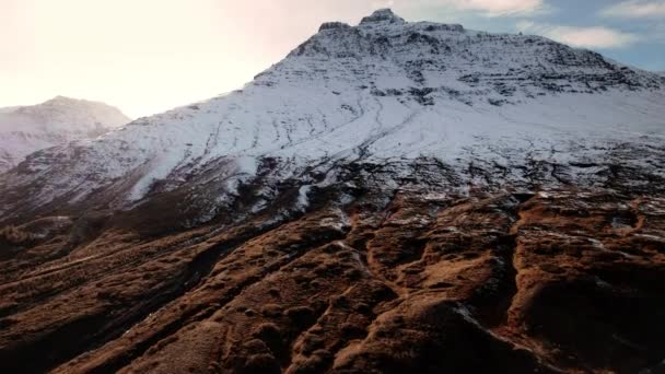 Voo de drone em direção à montanha coberta de neve — Vídeo de Stock