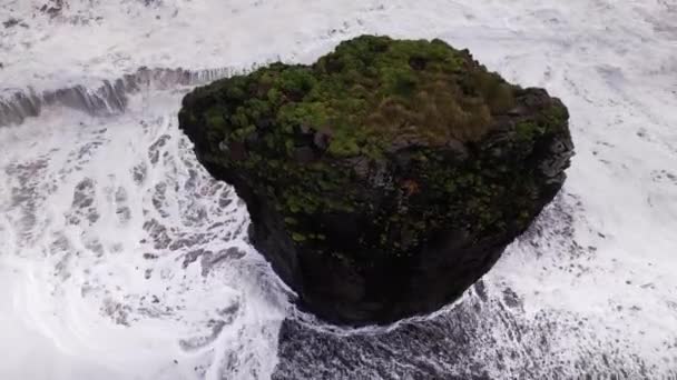 Vuelo de aviones no tripulados hacia la pila de mar en el oleaje blanco en la playa de arena negra — Vídeos de Stock