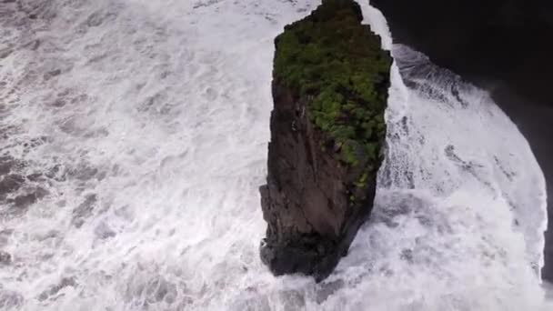 Drone Flight Arcing Rond Sea Stack In White Surf Op Black Sand Beach — Stockvideo