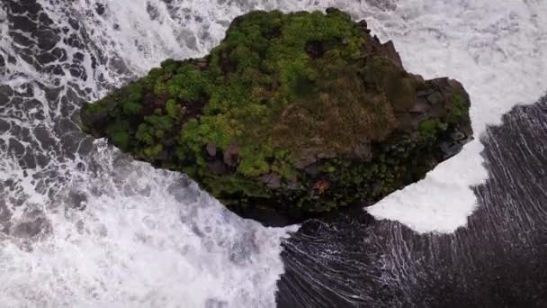 Drohnenflug von Sea Stack in weißer Brandung am schwarzen Sandstrand — Stockvideo