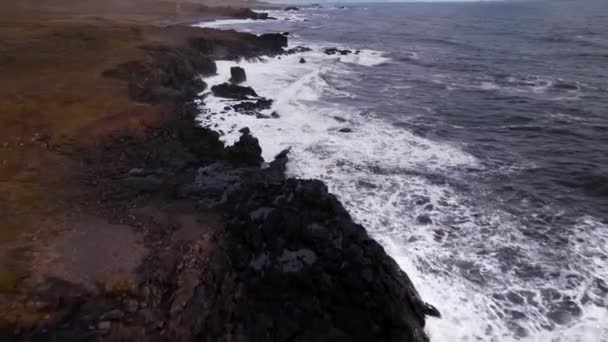 Drohnenflug über felsiger Küste mit wogender weißer Brandung — Stockvideo