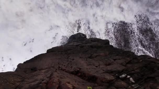 Drohnenflug von Sea Stack in Brandung am schwarzen Sandstrand — Stockvideo