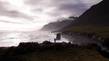 Siyah sahil ve kıyı şeridindeki uçurum kenarındaki insansız hava aracı