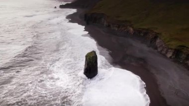 İnsansız Hava Aracı Kara Kum Sahilinde Beyaz Sörf Yapıyor
