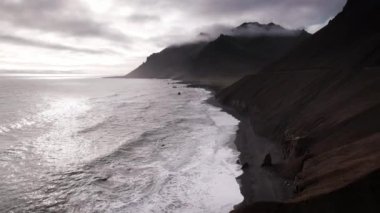 Dalgaların üzerinden İHA uçuşu ve Sis kaplı dağdan Kara Kumsal