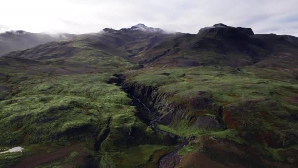 Drone volo sul torrente e paesaggio ondulato verso le montagne — Video Stock