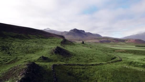 Drone volo sul paesaggio erboso con rocce e montagne — Video Stock