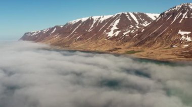 Fjord 'un Üzerindeki Bulutların Üzerindeki İHA Dağlara Doğru