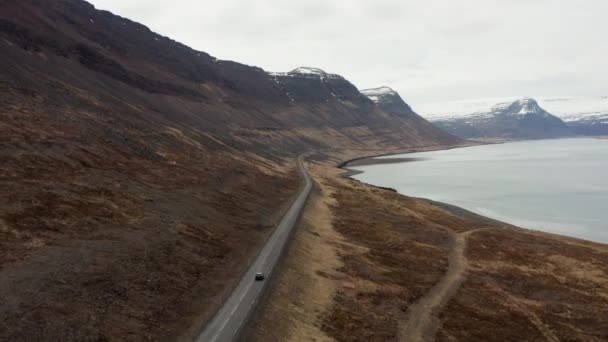 Auto guida su strada Accanto fiordo verso le montagne — Video Stock