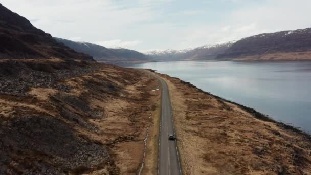 Fjord 'un yanından dağlara doğru araba sürüyor. — Stok video