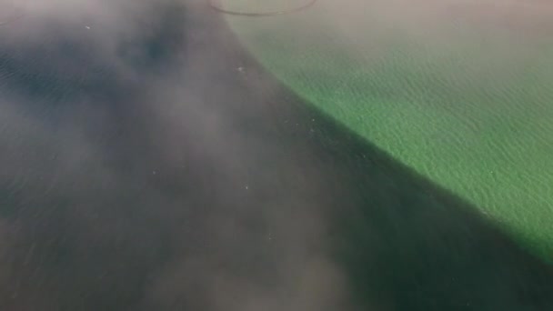 Drönare över moln och dimhölje Fjord med laxodling — Stockvideo