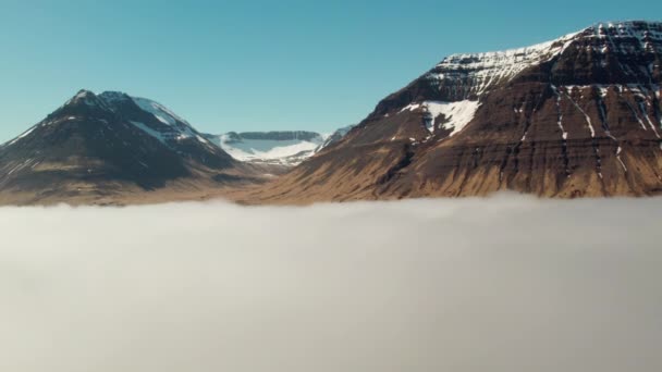 Vol de drone au-dessus des nuages vers les montagnes — Video