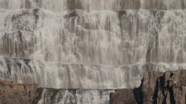 Cascade wit water stroomt in waterval naar beneden kliffen — Stockvideo