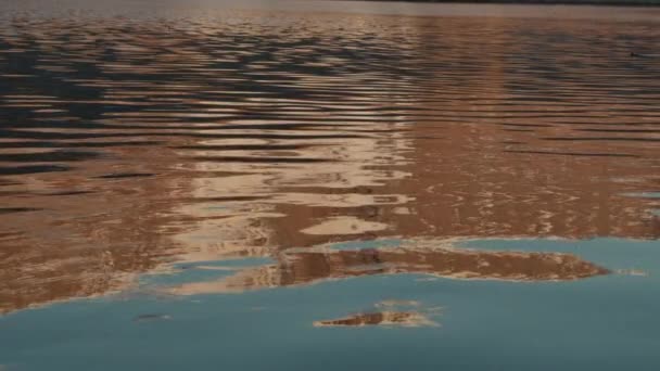 Montanhas refletidas na superfície de água ondulada do fiorde — Vídeo de Stock
