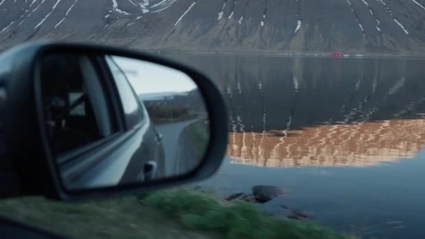 Lago ao lado da estrada refletida em movimento carro asa espelho — Vídeo de Stock
