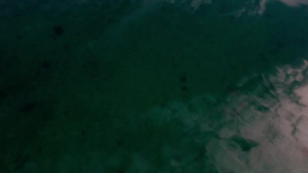 Superfície de água refletida do fiorde para penhascos rochosos — Vídeo de Stock