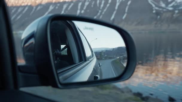 Estrada refletida no espelho da asa do carro em movimento — Vídeo de Stock