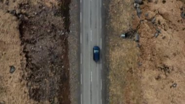 Kırsal bölgedeki Yol boyunca İHA İzleme Aracı Sürücüsü