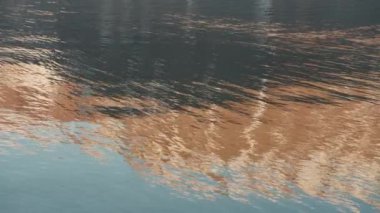 Fjord 'un Dalgalı Su Yüzeyine Yansıyan Dağlar