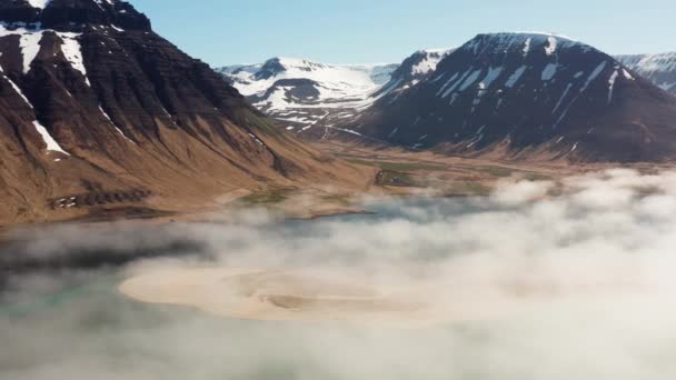 Беспилотник над туманными фьордами и горами — стоковое видео