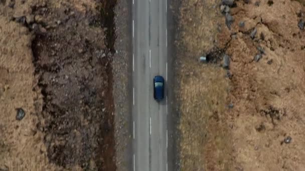 Carro de rastreamento de drones dirigindo ao longo da estrada no campo — Vídeo de Stock