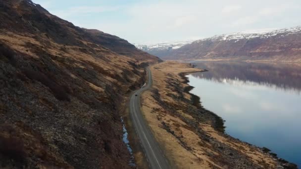 Drone Tracking Car Driving Fjord és a hegyek felé — Stock videók