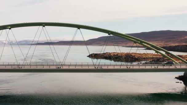 Fjordを渡る車の渡り吊橋のドローン — ストック動画