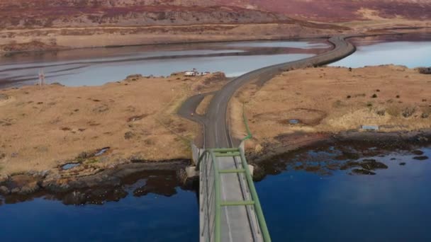 Drönare av bil korsar hängbro över fjorden — Stockvideo