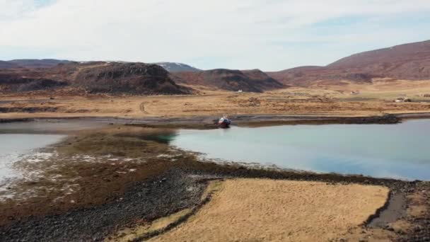 Drone sobre o barco amarrado no fiorde com carro na paisagem montanhosa — Vídeo de Stock
