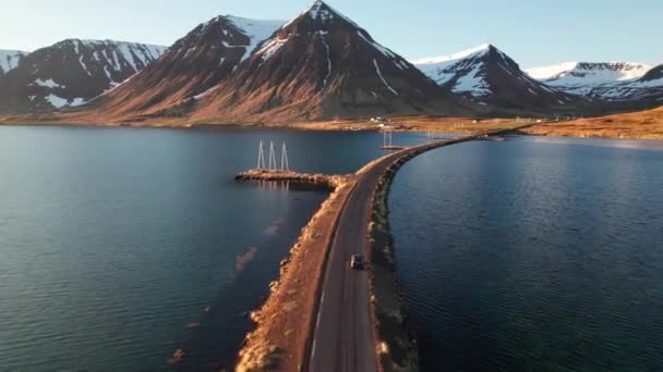 Autodrohne fährt über Fjorde in Richtung Berge — Stockvideo
