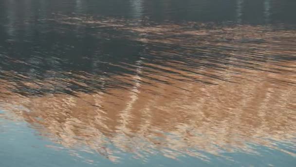 Montagnes reflétées dans l'eau ondulée surface du fjord — Video