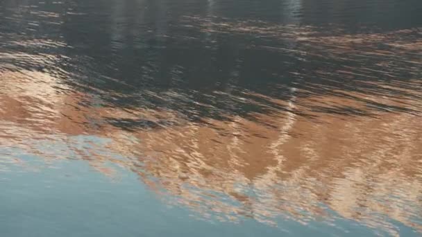 Montañas reflejadas en superficie de agua ondulada de fiordo — Vídeo de stock
